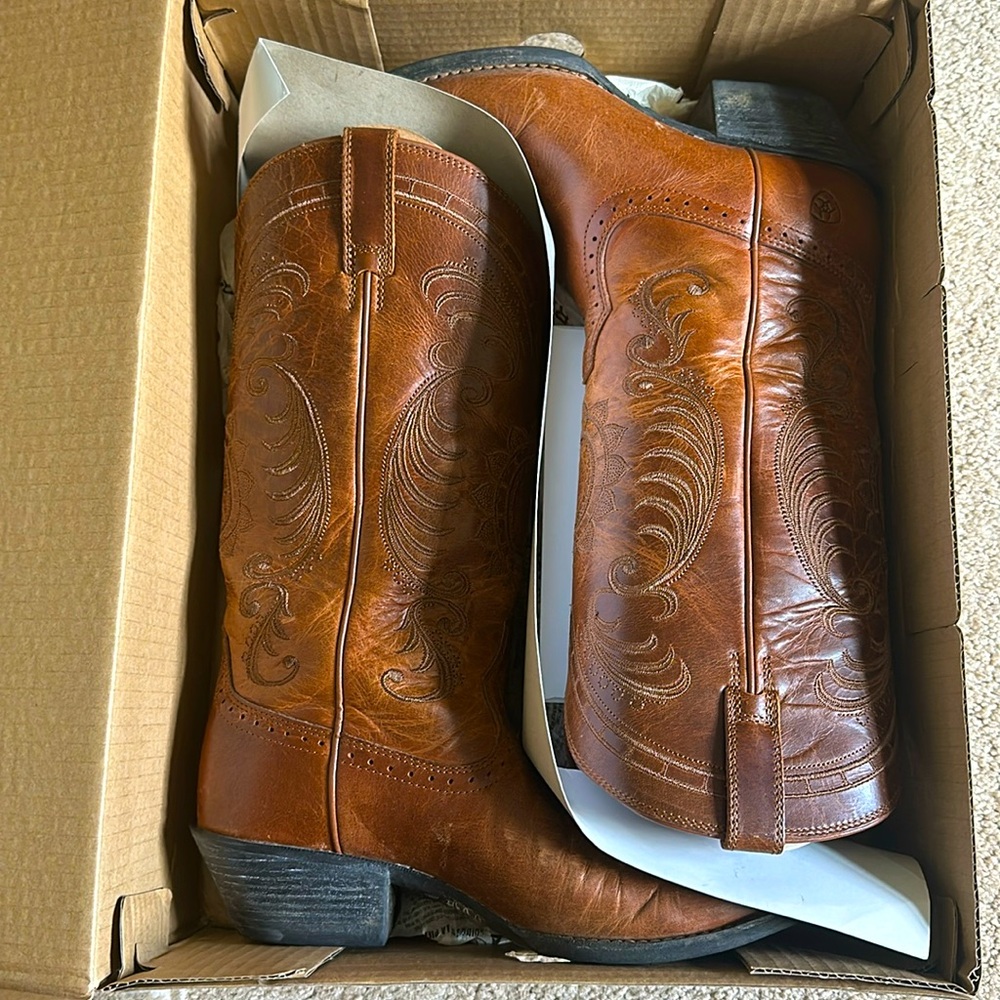 Ariat 8.5 women’s boots - magnolia - vintage caramel